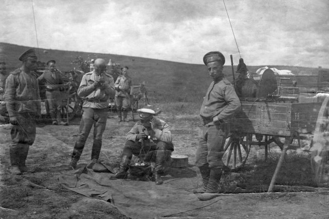 1914-1917 - Телефонная связь с корректировщиком артиллерийского огня, находящимся в корзине привязного аэростата наблюдения