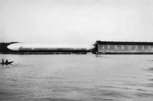 02.07.1900 - Вывод дирижабля LZ-1 из плавучего эллинга