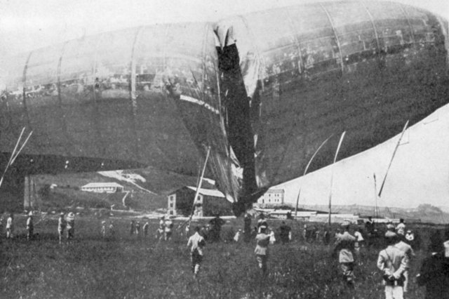 1910 - Итальянский дирижабль "M-1" переломился в воздухе пополам