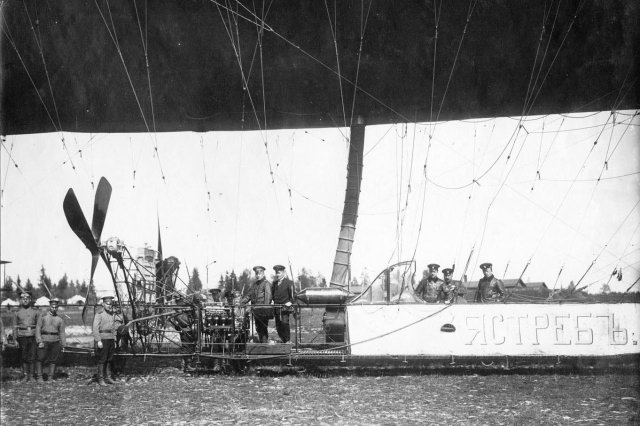 1910 - Дирижабль "Ястреб" был построен в России