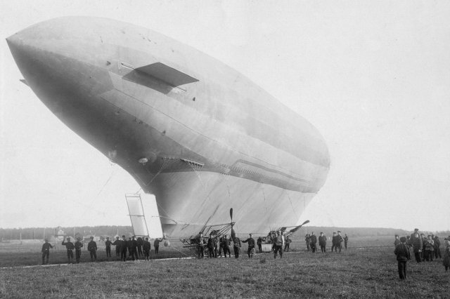 1912 - Дирижабль "Кобчик" был построен в России