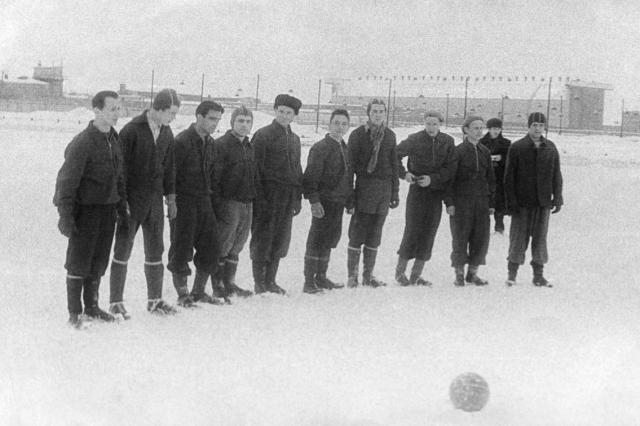 1959 - Футбольная команда на стадионе "Салют"