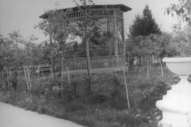 1959 - Беседка в парке госпиталя