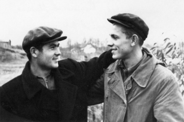 1953 - Слева - электромонтер Михаил Филимонов, справа - инженер Виктор Аверьянов